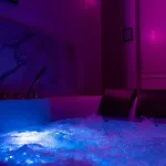 Lush Escape - Hottube And Sauna Apartment