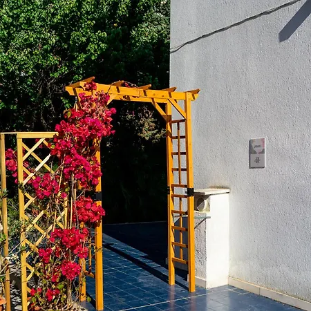 Lush Escape - Hottube And Sauna Apartman *