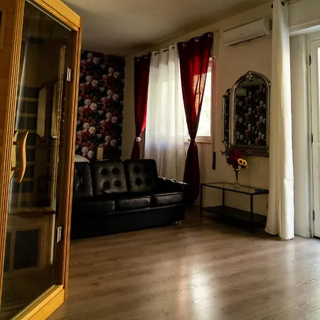 Lush Escape - Hottube And Sauna Apartman