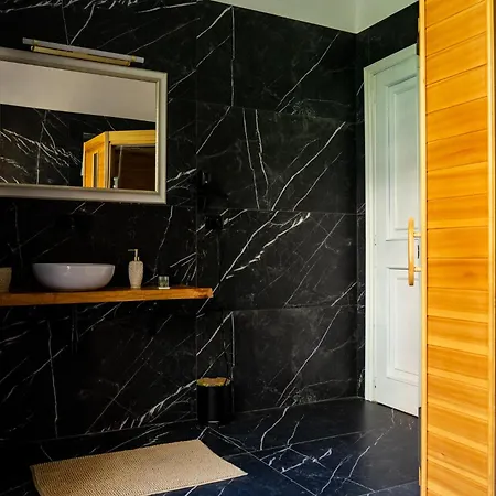 Lush Escape - Hottube And Sauna Apartman *