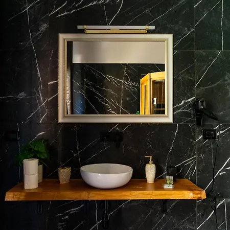 Lush Escape - Hottube And Sauna Apartman Bari