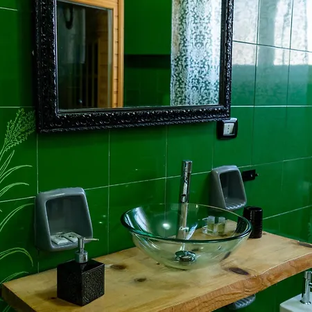 Lush Escape - Hottube And Sauna Apartman *