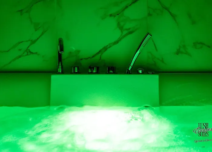 Lush Escape - Hottube And Sauna Apartment