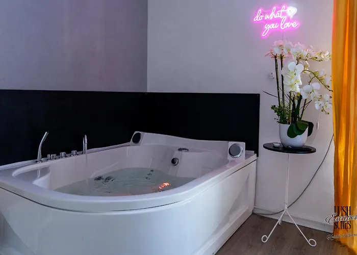 Apartment Lush Escape - Hottube And Sauna