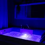 Lush Escape - Hottube And Sauna Apartman