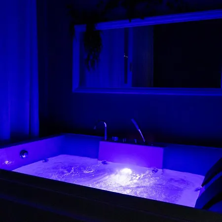 Lush Escape - Hottube And Sauna شقة
