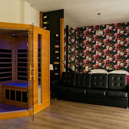 Lush Escape - Hottube And Sauna باري