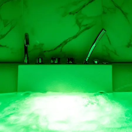 Lush Escape - Hottube And Sauna Apartament