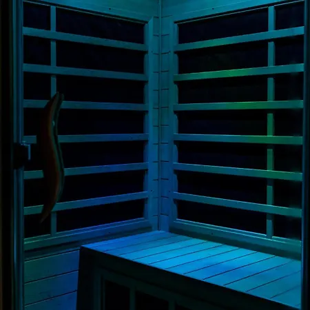 Lush Escape - Hottube And Sauna باري