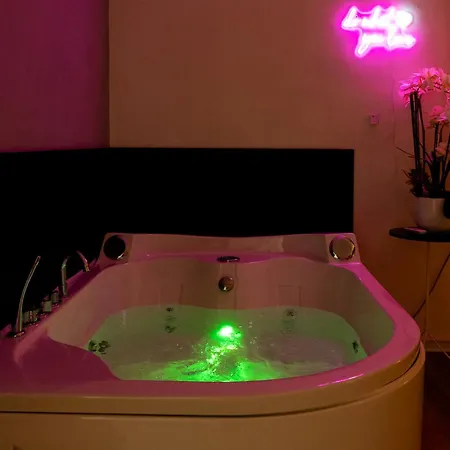 Lush Escape - Hottube And Sauna باري
