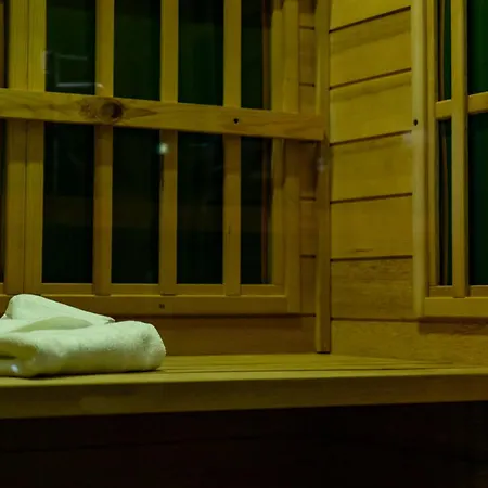 Lush Escape - Hottube And Sauna باري